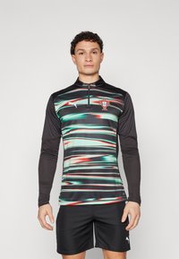 Zwart, groen en rood longsleeve trainingsshirt met abstracte horizontale strepen. Voorzien van een ritssluiting en het embleem van Portugal. Gemaakt van lichtgewicht stof.