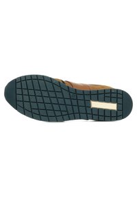 Sola di scarpa in pelle marrone con una suola di gomma verde. Presenta un motivo testurizzato e un accento solido color crema. Design piatto per una maggiore stabilità.