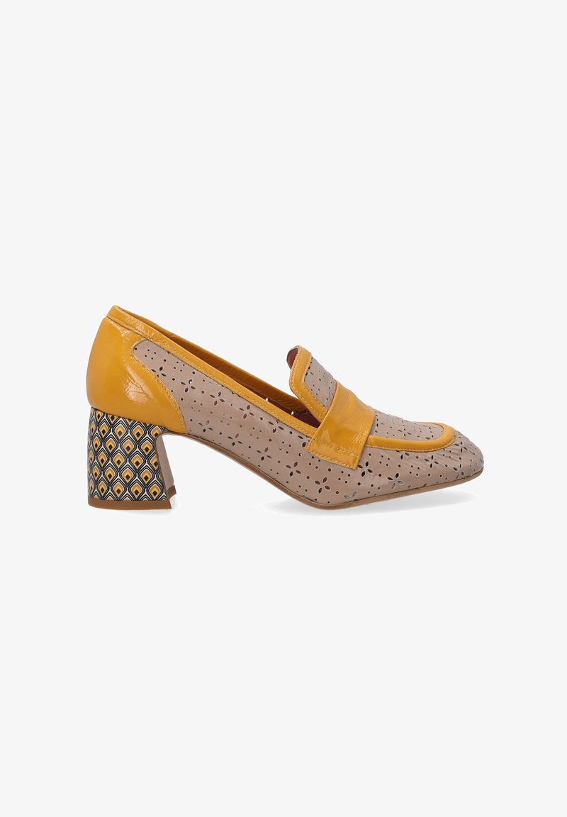 Beige Lederloafers mit einem glänzenden gelben Akzent, ausgestattet mit ausgeschnittenen Mustern und einem gestreiften Blockabsatz in gelb, schwarz und weißem geometrischen Design.