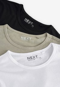 Tre t-shirt a girocollo in nero, verde oliva e bianco; materiale in cotone; presentano etichette di marca sul colletto.