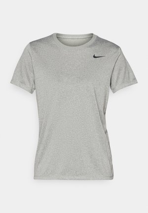 Siva kratka športna majica s kratkimi rokavi z okroglim izrezom in črnim logotipom Nike na zgornji levi strani prsnega koša. Narejena je iz gladkega, lahkega materiala.