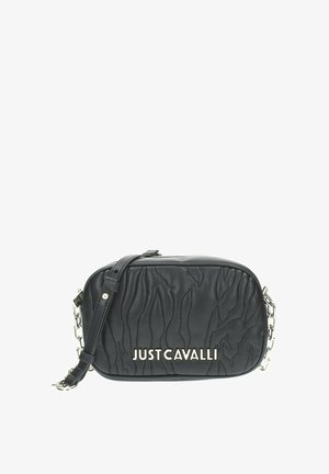 Sacoche en cuir noir à porter en bandoulière avec un motif en vagues en relief, quincaillerie en ton argenté et sangle ajustable. Présente le logo "JUST CAVALLI" à l'avant.