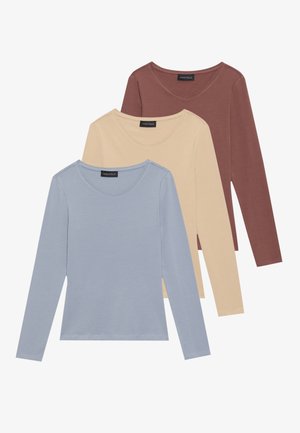Trois t-shirts à manches longues en bleu, beige et bordeaux. Chacun présente un col rond et un tissu doux et lisse.