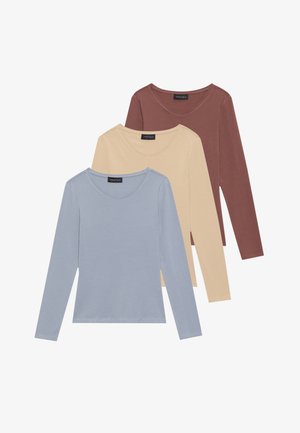 Drie langarm t-shirts in blauw, beige en bordeauxrood. Elk heeft een ronde halslijn en een zachte, gladde stof.