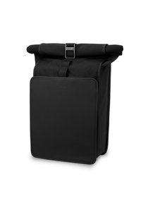 Černý rolovací batoh vyrobený z odolné tkaniny. Má sponkovou přezku, plochou přední kapsu a minimalistický design s čistými liniemi.