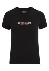Čierne bavlnené tričko s okrúhlym výstrihom a krátkymi rukávmi, so štítkom "GUESS JEANS" v bielej a červenej farbe vytlačeným na prednej strane.