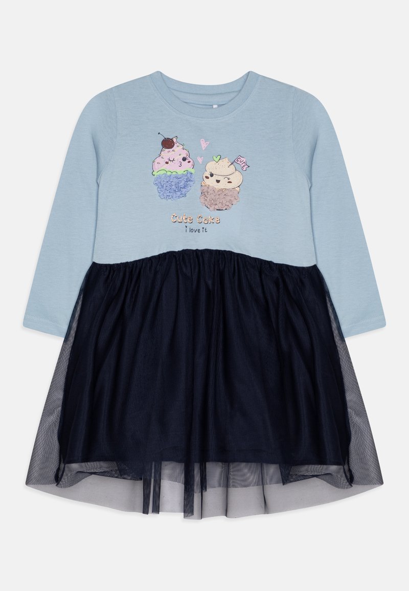 Vestido de manga longa azul claro com saia de tule azul marinho. Apresenta gráficos de sorvete bordados e o texto "Cute Cake I love it" em prateado.