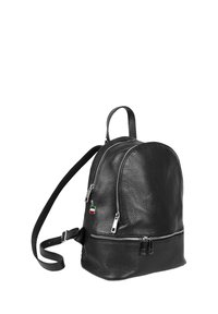 Zwarte leren rugzak met een ronde vorm, twee ritsvakken en een kleine Italiaanse vlagaccent. Textuur oppervlak en verstelbare banden.