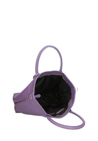 Paarse leren tote bag met twee handvatten, een open bovenkant en een zwart binnenvoering. Heeft interne zakken en accenten van goudkleurig beslag.