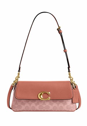 Sac bandoulière rose Coach avec ferrures dorées, fermeture signature en "C", bandoulière réglable et panneau inférieur en tissu avec motif embossé.