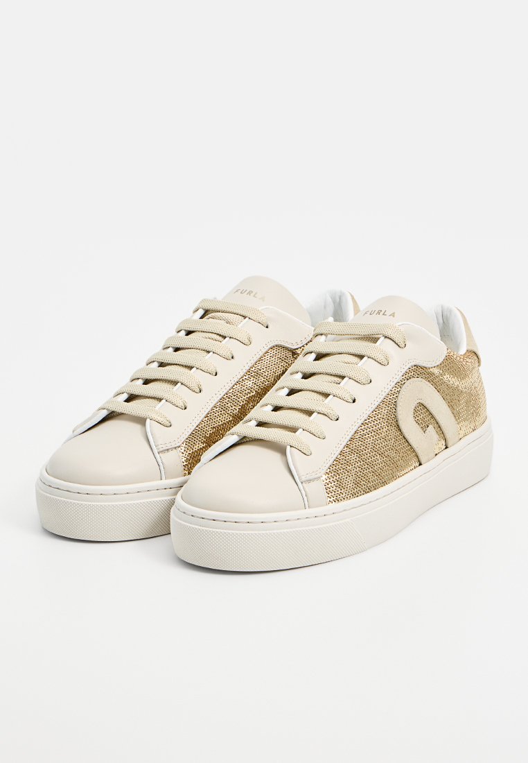 Zapatillas de cuero beige con un panel lateral de tela dorada texturizada, cordones planos y un cuello acolchado. Presenta un acento de logo en el lateral.