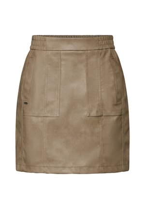 Gonna mini in finta pelle beige con vita elastica, caratterizzata da cuciture verticali e due tasche frontali per un tocco di dettaglio.