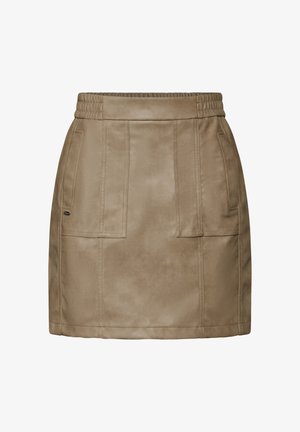 Gonna mini in finta pelle beige con vita elastica, caratterizzata da cuciture verticali e due tasche frontali per un tocco di dettaglio.