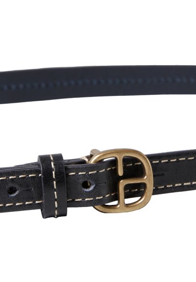 Ceinture en cuir noir avec une boucle dorée, arborant un design en double D distinctif. Détails de couture blanche le long des bords. Texture lisse.