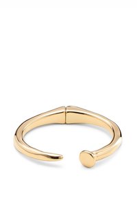 Pulsera rígida de tono dorado con un diseño liso y sin costuras. Cuenta con un extremo redondeado y un centro abierto para un ajuste ajustable. Material de metal ligero.