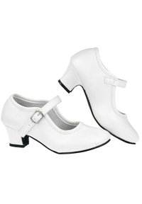 Zapatos Mary Jane blancos con un tacón bajo y curvado, presentan una correa con hebilla y una superficie suave; punta redondeada y detalle en suela negra.