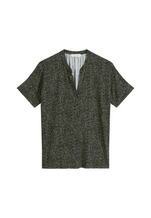 Chemise à manches courtes de couleur vert foncé avec un motif à pois blancs, dotée d'un col en V et d'un tissu doux et léger. Pas de matériel ni d'accents visibles.