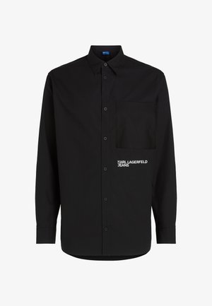 Zwarte lange mouwen knoopshirt van katoen, met een borstzak en witte tekst "KARL LAGERFELD JEANS" aan de linkerkant.