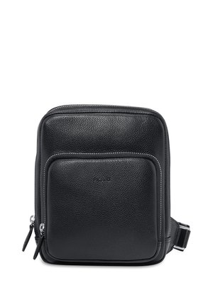 Bolso bandolera de cuero negro con textura, con dos compartimentos con cremallera y una correa ajustable, mostrado sobre fondo blanco.