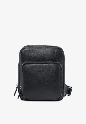 Borsa a tracolla in pelle nera testurizzata con due scomparti con zip e tracolla regolabile, mostrata su sfondo bianco.