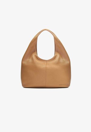 Sac à épaule en cuir fauve avec une forme douce et arrondie et une ouverture large et profonde. Présente des coutures minimales et un accent logo subtil.