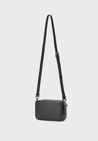 Borsa a tracolla in pelle nera strutturata, di forma rettangolare, con tracolla regolabile e hardware in tonalità argento. Chiusura con zip e dettaglio del logo.