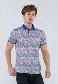 Polo de manga corta en tonos azules con un diseño texturizado y estampado. Presenta un cuello y puños azules de contraste, con una tapeta de botones.