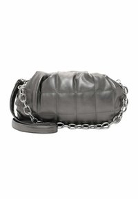 Borsa in pelle grigia con design trapuntato, dotata di tracolla a catena e superficie liscia. Forma arrotondata con dettaglio di chiusura sicura.