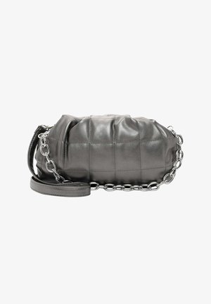 Gequilted grijze leren handtas met een ronde vorm, voorzien van een ketting- en leren schouderband, en een gladde, gestructureerde oppervlakte.