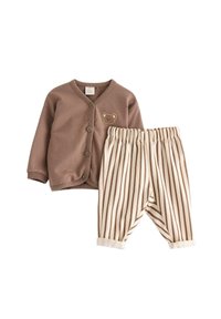 Cardigan marrone con bottoni e ricamo di un orso, abbinato a pantaloni elasticizzati a righe crema con le maniche arrotolate. Materiale in cotone morbido.