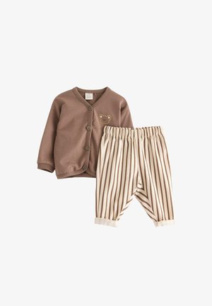 Brauner Knopf-Cardigan mit Bärenstickerei und cremefarbenen, gestreiften Elastik-Hosen mit umgeschlagenen Bündchen. Weiches Baumwollmaterial durchgehend.
