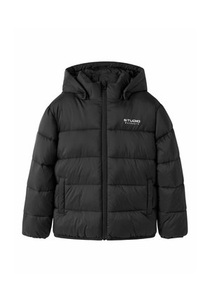 Veste matelassée noire à capuche avec fermeture éclair frontale et logo "Studio Outdoors" sur la poitrine, dotée de deux poches avant.
