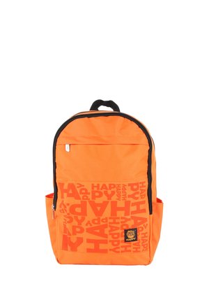Oranger Rucksack mit schwarzen Akzenten und einer Fronttasche. Wiederholtes "HAPPY"-Textmuster. Das Material scheint robust und leicht zu sein.