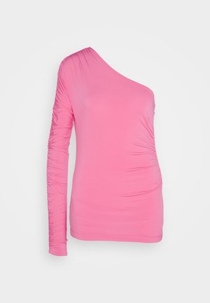 Top roz cu un singur umăr, realizat din material elastic. Prezintă detalii pliate pe mânecă lungă și pe lateral pentru o siluetă ajustată.
