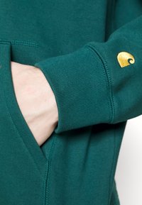 Carhartt WIP HOODED CHASE - Jersey con capucha - botanic/gold
