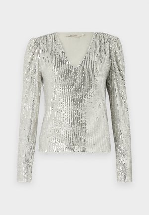 Srebrna bluzka z długim rękawem i głębokim dekoltem w kształcie V, zdobiona fakturowanym wzorem pionowych cekinów oraz marszczonymi bufkami na ramionach.