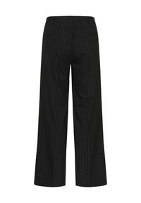Pantalons larges noirs avec des rayures blanches, dotés d'une taille et de deux poches arrière ; tissu lisse avec une finition sur mesure.