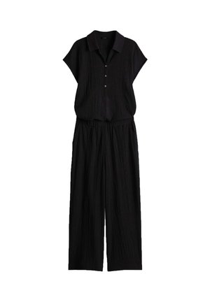 Completo nero strutturato in due pezzi con top a maniche corte con colletto e bottoni e pantaloni a gamba larga, realizzato in tessuto leggero.