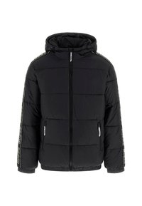 Chaqueta de plumas negra con capucha, cierre de cremallera y bolsillos laterales. Presenta franjas de logo verticales en contraste en las mangas y una textura acolchada.