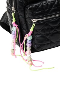 Zaino trapuntato nero con zip argento, accenti di perline multicolori vivaci e corde in tessuto regolabili. Materiale sintetico testurizzato.