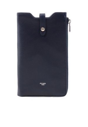 Portefeuille en cuir bleu foncé avec sangle à fermeture pression, compartiment latéral zippé et "PICARD 1928" embossé en blanc sur le devant.