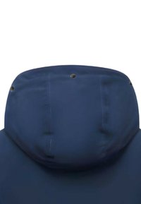 Marineblauw gewatteerd jack met een gladde textuur, voorzien van twee metalen drukknopen aan de achterkant van de capuchon en zichtbare stikseldetails.