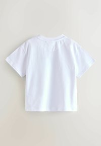 Lühikeste varrukatega valge puuvillane t-särk, millel on klassikaline ümarsäär ja sirge serv, ilma nähtavate logode või mustriteta.