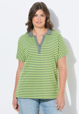 Polo rayé en vert vif et gris, avec un col et des manches courtes, offrant une coupe décontractée et une texture douce.