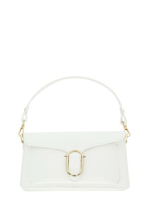 Biała skórzana torebka z odpinanym paskiem i złotą owalną klamrą na jednolitym tle.