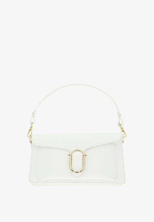 Biała skórzana torebka z odpinanym paskiem i złotą owalną klamrą na jednolitym tle.