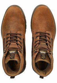 Botas de senderismo de cuero marrón con ojales de metal, cordones texturizados y forro de malla. Presentan una suela de goma y un diseño de puntera reforzada.