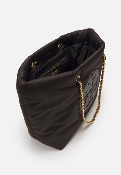 Borsa a tote in tessuto trapuntato nero con tracolla a catena dorata, caratterizzata da un logo in rilievo ben visibile sul fronte e una tasca interna con zip.