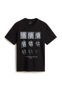Camiseta de algodón negra con un estampado gráfico de rostros esculpidos en blanco, con cuello redondo y mangas cortas. Incluye texto serigrafiado.