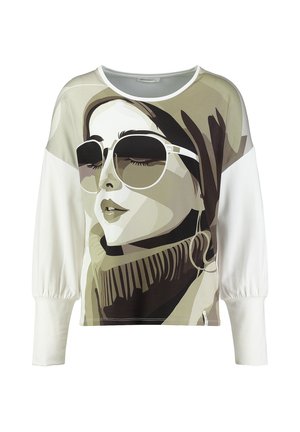 Camicia bianca a maniche lunghe con una grande grafica raffigurante una donna che indossa occhiali da sole, un foulard e un dolcevita in tonalità di marrone e beige.